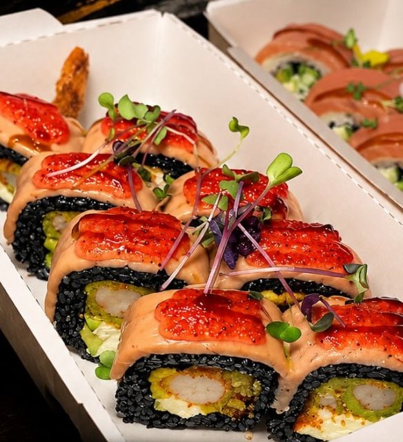 Rolls au riz noir nappés de saumon et de tobiko