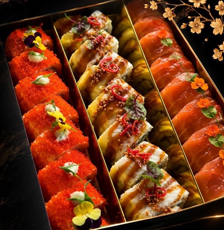 Coffret de rolls au tobiko, à l’anguille et au saumon
