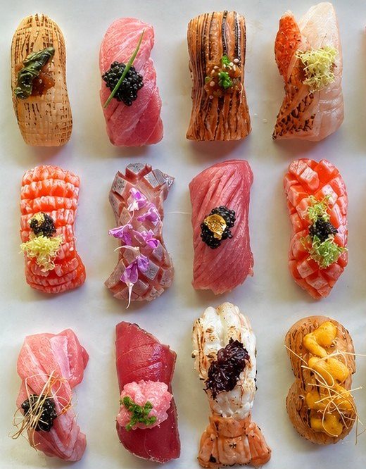 Nigiris de thon, saumon et crevette, caviar et fleurs comestibles