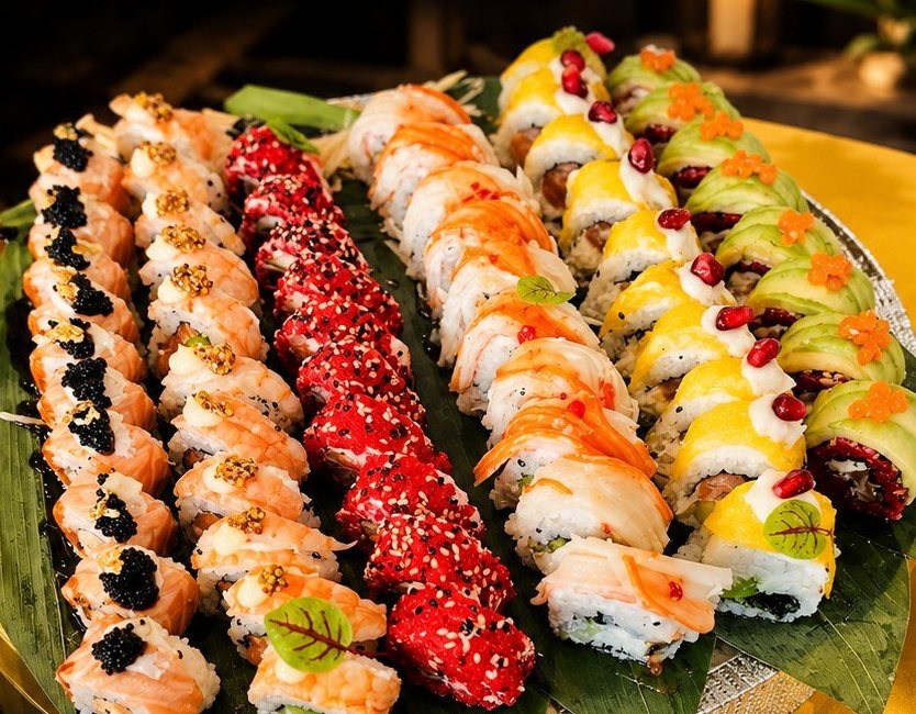 Grand plateau de rolls sur feuilles de bambou