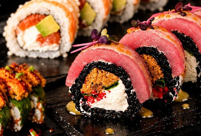 Rolls signature au thon, riz noir et micro-pousses